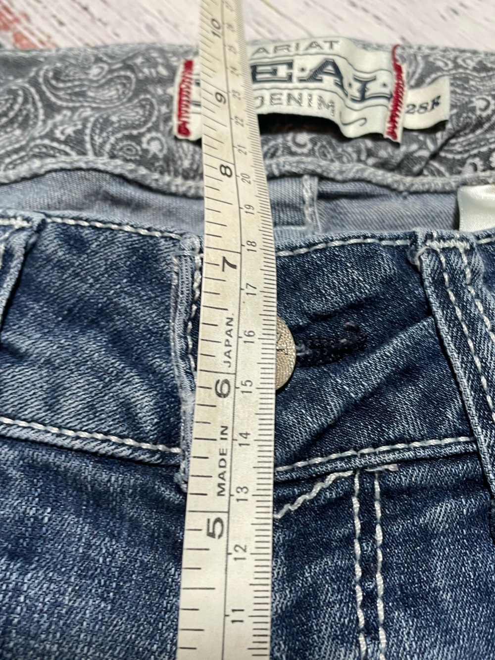Ariat Real Denim mid-rise straight-leg women's jeans. Size 28R - Picture 8 of 14